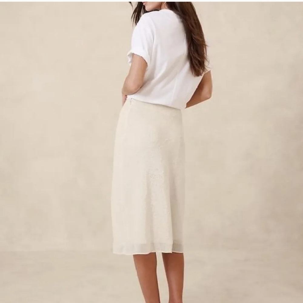 Banana Republic Cream Midi Skirt. Size Medium